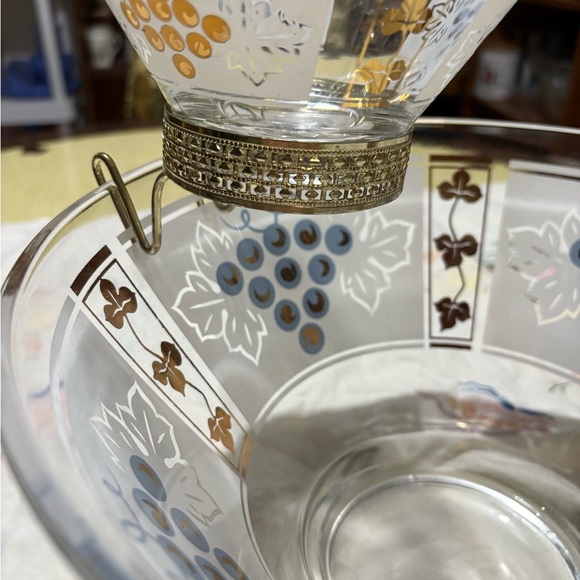 Anchor Hocking Glass Bowl with Gold  Grapes Design - Picture 4 of 6
